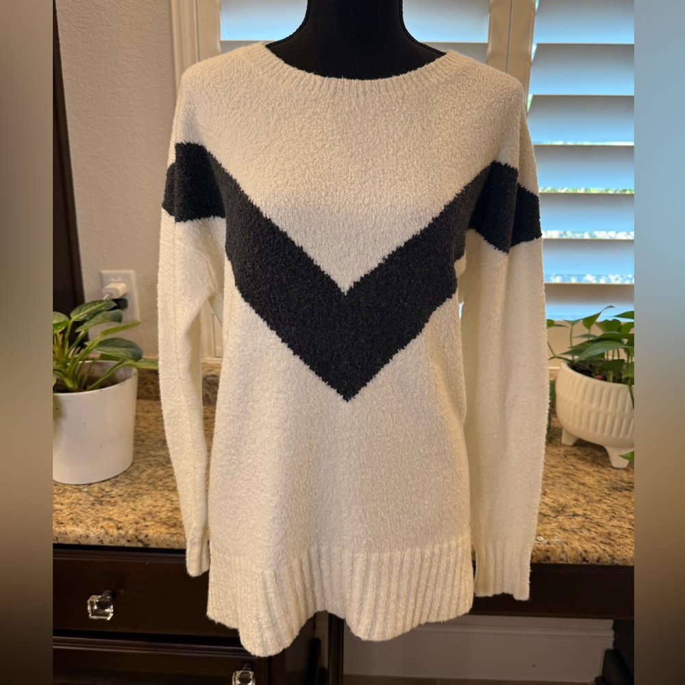 Express White & Black Chevron Sweater – Size Small